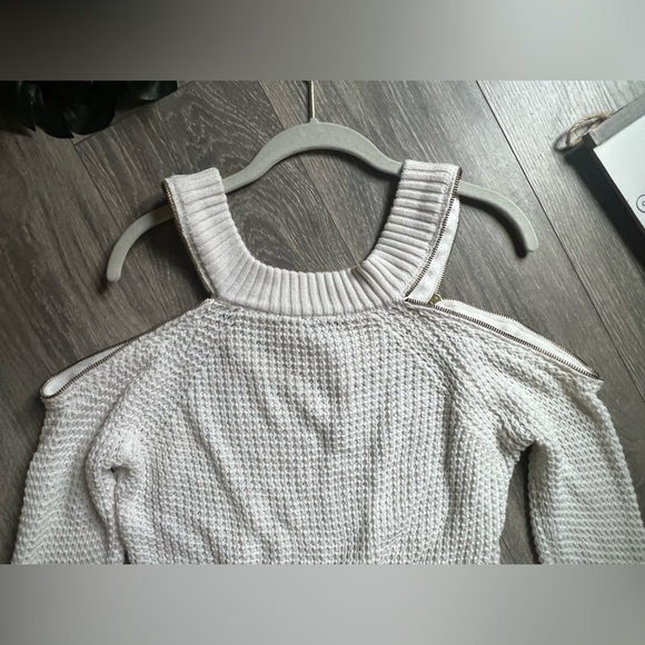 G by guess zipper detail cold shoulder open knit sweater in white. Size L - Picture 10 of 12